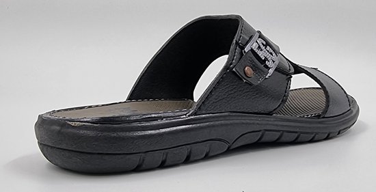 Zwarte slipper met een gesp, textuur op de banden en een dikke zool.