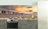 De Haan aan zee - Keuken - Fotobehang keuken - Keuken achterwand behang - Waterafstotend - zeedijk - strand - wolken - zonsondergang - 200x50 cm -Keuken wanddecoratie