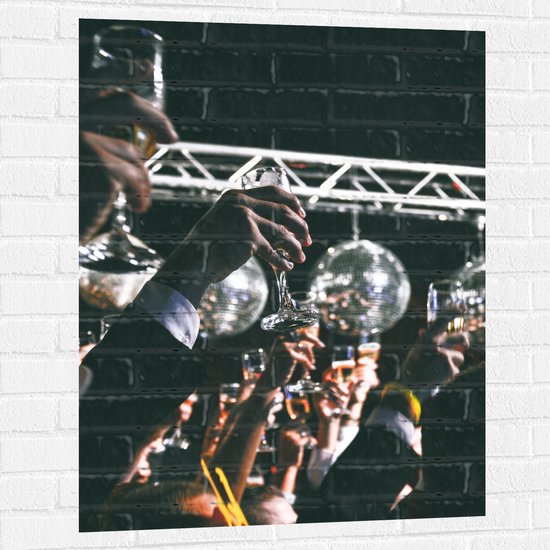 Foto: Muursticker proostend gezelschap op evenement 75x100 cm foto op muursticker