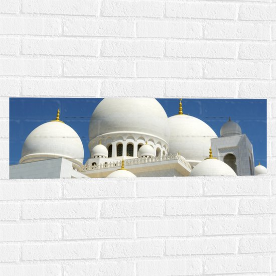 Muursticker - Witte Sjeik Zayed-moskee onder Stralend Blauwe Lucht op Zomerdag in Abu Dhabi - 90x30 cm Foto op Muursticker