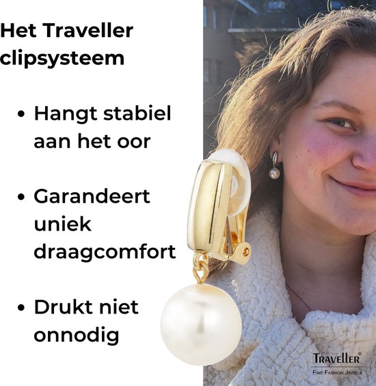 Jong meisje met oorclip met gouden hanger en parel. Tekst: "Het Traveller clipsysteem - Hangt stabiel aan het oor, Garandeert uniek draagcomfort, Drukt niet onnodig."