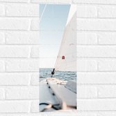 Muursticker - Witte Zeilboot over de Golven van de Zee op Zonnige Dag - 20x60 cm Foto op Muursticker