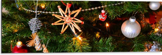 Dibond - Verschillende Ornamenten en Kerstballen in Kerstboom - 90x30 cm Foto op Aluminium (Met Ophangsysteem)