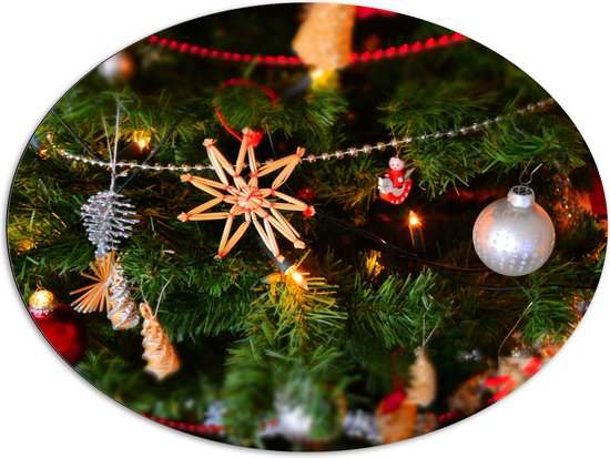 Dibond Ovaal - Verschillende Ornamenten en Kerstballen in Kerstboom - 108x81 cm Foto op Ovaal (Met Ophangsysteem)