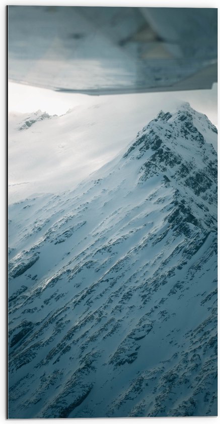 WallClassics - Dibond - Sneeuw op een Hoge Berg - 50x100 cm Foto op Aluminium (Met Ophangsysteem)