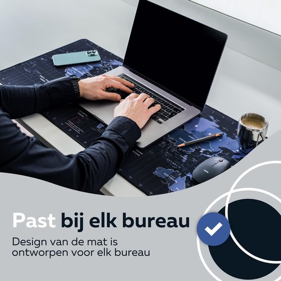 Persoon werkt aan laptop op een zwarte wereldkaart bureauonderlegger. Tekst 'Past bij elk bureau'.
