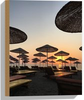 WallClassics - Hout - Strand met Ligbedden en Rieten Parasols - 30x40 cm - 9 mm dik - Foto op Hout (Met Ophangsysteem)