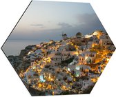 Dibond Hexagon - Verlichte Huisjes in Santorini, Griekenland - 60x52.2 cm Foto op Hexagon (Met Ophangsysteem)