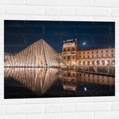 Muursticker - Verlicht Louvre in Parijs, Frankrijk - 80x60 cm Foto op Muursticker