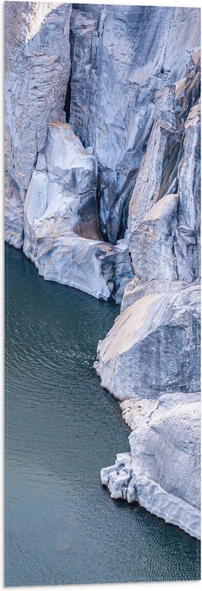 WallClassics - Vlag - Hoge Witte Cliff aan de Rand van Stromend Water - 30x90 cm Foto op Polyester Vlag