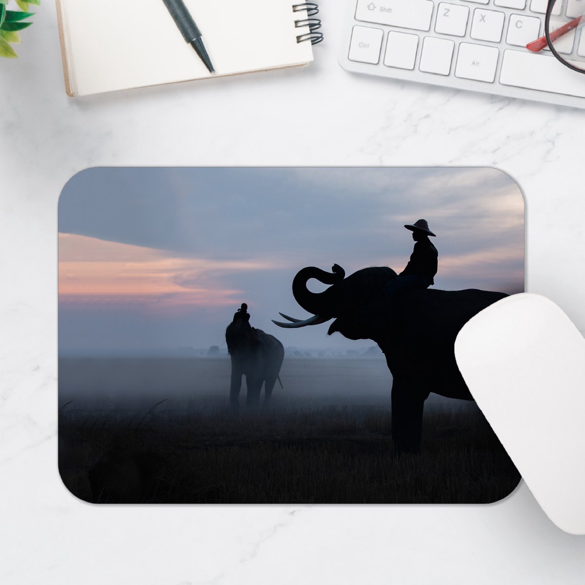 Muismat - Vietnamees Rijdend op Olifant in Landschap - 25x18 cm - 2 mm Dik - Muismat van Vinyl
