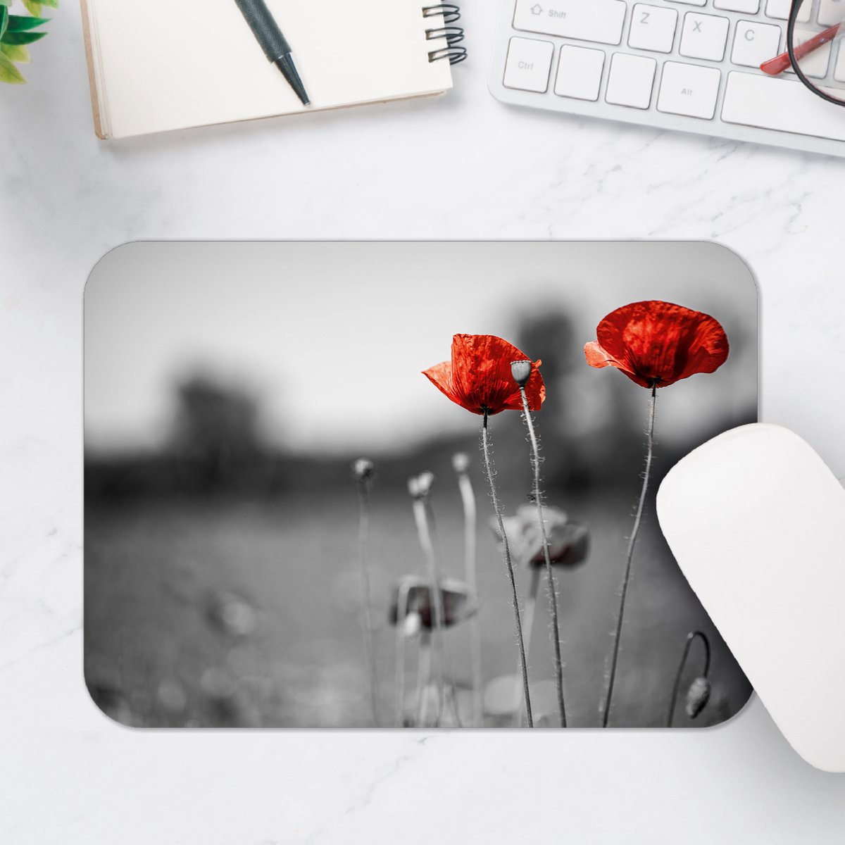 Muismat - Rode Bloemen op Zwart-witte Achtergrond - 25x18 cm - 2 mm Dik - Muismat van Vinyl