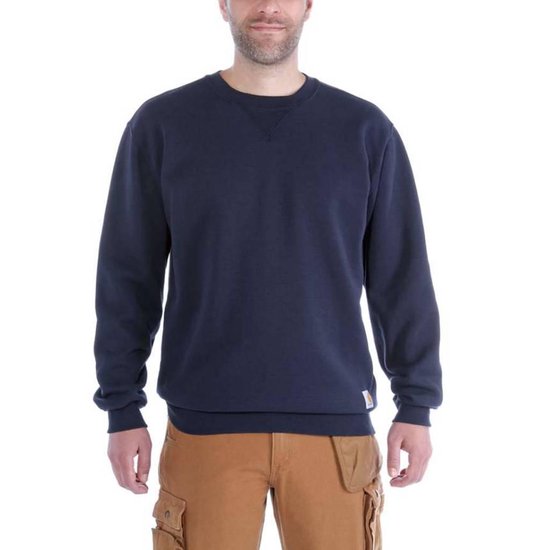 Marineblauwe Carhartt sweatshirt met ronde hals en lange mouwen, gedragen boven een bruine cargbroek.