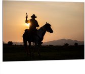 Dibond - Zonsondergang achter Cowboy op Bruin met Wit Paard met Geweer - 100x75 cm Foto op Aluminium (Wanddecoratie van metaal)