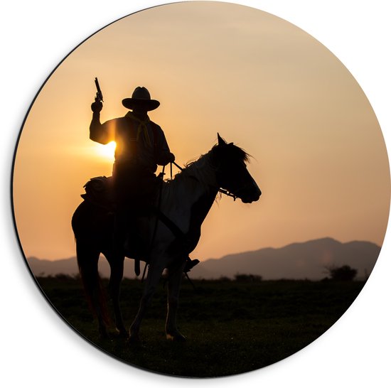 Dibond Muurcirkel - Zonsondergang achter Cowboy op Bruin met Wit Paard met Geweer - 40x40 cm Foto op Aluminium Muurcirkel (met ophangsysteem)