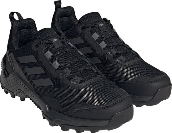 Paar zwarte ADIDAS TERREX damesschoenen, voorkant zichtbaar.