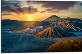 Dibond - Zonsondergang verdwijnend achter Bergen in Vulkaangebied - 75x50 cm Foto op Aluminium (Wanddecoratie van metaal)