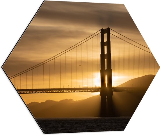 Dibond Hexagon - Zonsondergang achter Hangbrug Golden Gate Bridge - 60x52.2 cm Foto op Hexagon (Met Ophangsysteem)