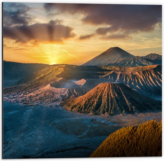 Dibond - Zonsondergang verdwijnend achter Bergen in Vulkaangebied - 50x50 cm Foto op Aluminium (Wanddecoratie van metaal)