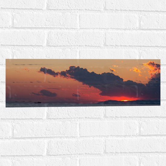 Muursticker - Zonsondergang bij Donkere Regenwolken boven de Oceaan - 60x20 cm Foto op Muursticker