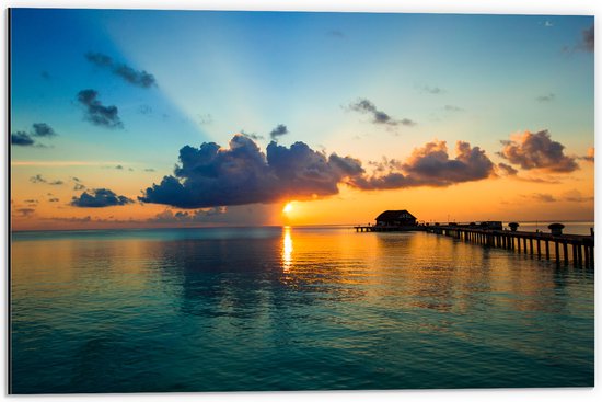 Dibond - Zonsondergang achter Wolken bij Huisje op de Oceaan - 60x40 cm Foto op Aluminium (Met Ophangsysteem)