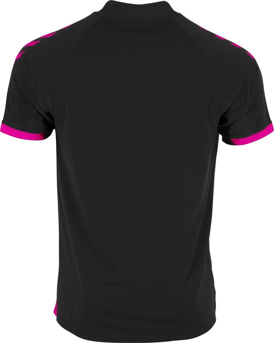 Zwart sportshirt met roze strepen op de schouders en roze manchetten.