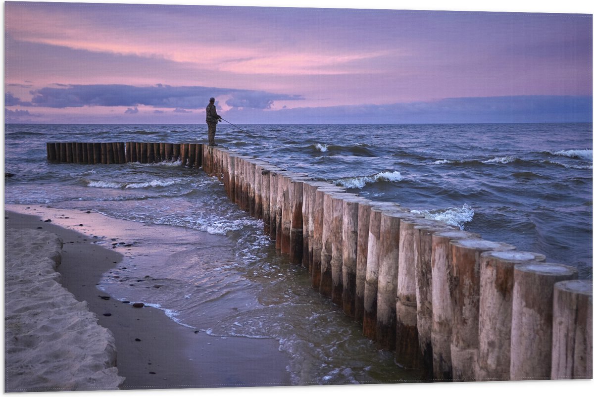 Vlag - Man op Palen in de Wilde Zee tijdens het Vissen - 90x60 cm Foto op Polyester Vlag