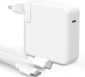 Chargeur USB-C blanc 30W avec prise européenne et un câble USB-C blanc.