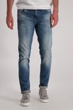 Man in blauwe slim fit spijkerbroek met omgerolde pijpen en lichte wassing. Steekzakken zichtbaar.