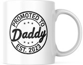 Stijlvolle Koffie/Theemok - "Promoted to Daddy est. 2023" - Het perfecte cadeau voor aanstaande vaders | Vaderdag | Babyshower | Verjaardag | Cadeau | Grappige mok | Koffiemok | Koffiebeker | Theemok | Theebeker