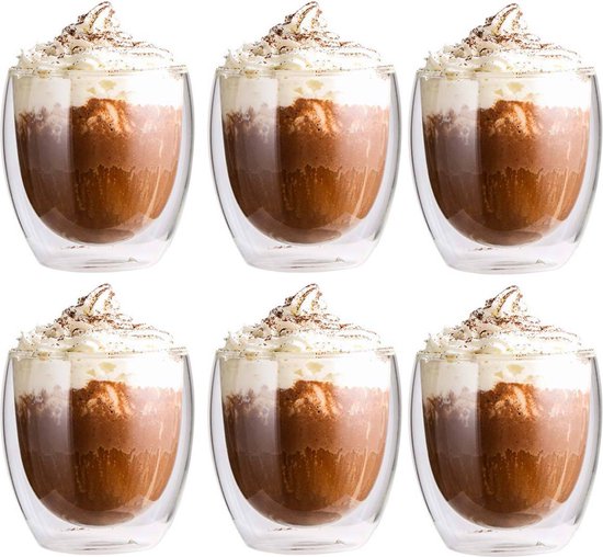 Six verres double paroi, chacun rempli de chocolat chaud, de crème fouettée et de poudre de cacao.