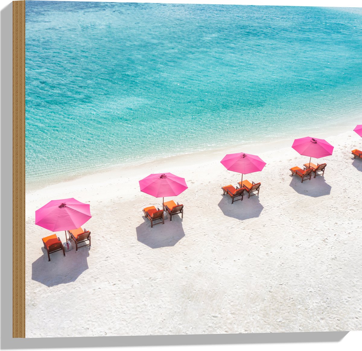 Hout - Ligbedden onder Roze Parasols op het Witte Strand bij Blauwe Oceaan - 50x50 cm - 9 