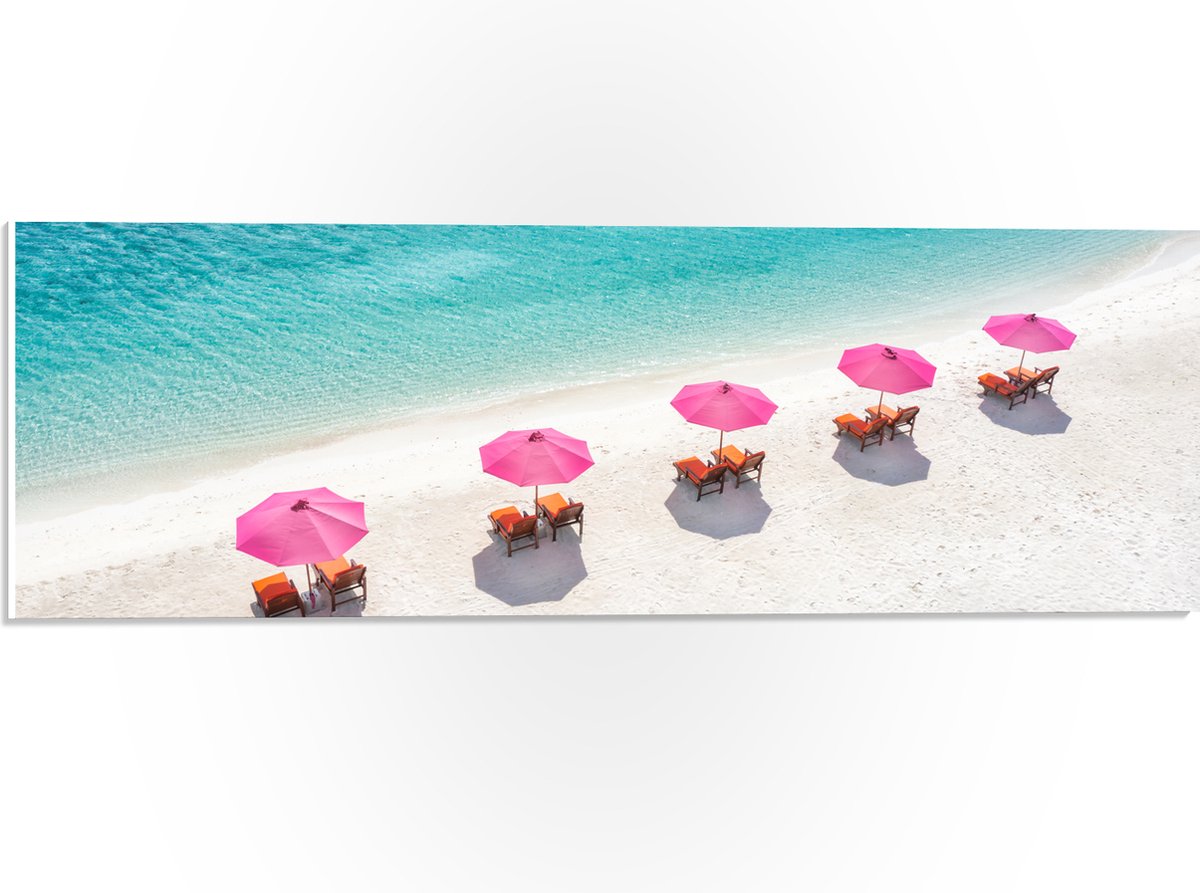 PVC Schuimplaat - Ligbedden onder Roze Parasols op het Witte Strand bij Blauwe Oceaan - 60
