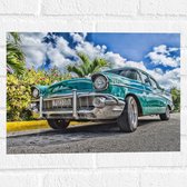 Muursticker - Blauwe Auto bij Palmbomen - 40x30 cm Foto op Muursticker