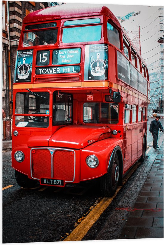 Acrylglas - Traditionele Rode Bus in Londen, Verenigd Koninkrijk - 70x105 cm Foto op Acrylglas (Met Ophangsysteem)