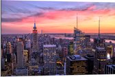 WallClassics - Dibond - Uitzicht over de Stad New York bij Zonsopkomst - 90x60 cm Foto op Aluminium (Met Ophangsysteem)