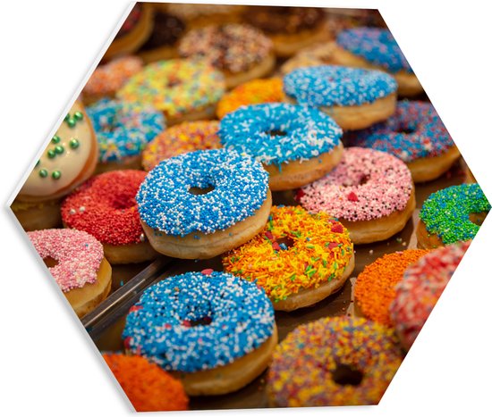 PVC Schuimplaat Hexagon - Rij Verse Donuts met Verschillende Kleuren Sprinkles - 40x34.8 cm Foto op Hexagon (Met Ophangsysteem)