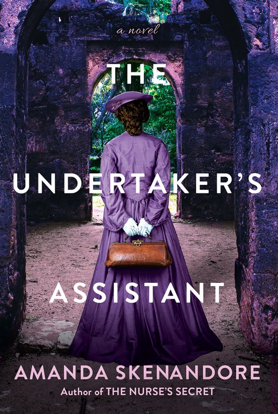 Boekomslag van 'The Undertaker's Assistant': een vrouw in paarse jurk met bijpassende hoed en witte handschoenen, draagt een bruine tas.
