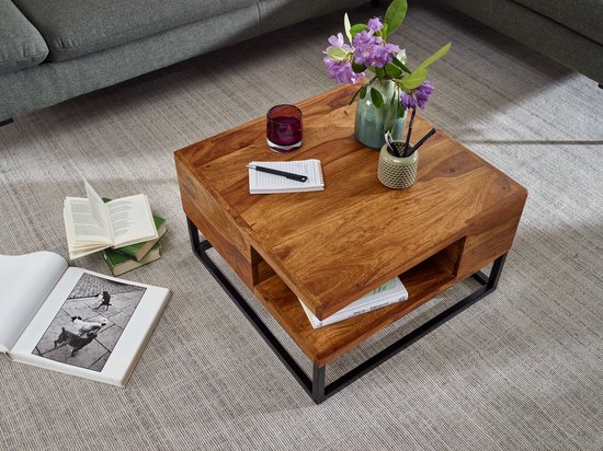 Vierkante salontafel in de woonkamer van gerecycled hout