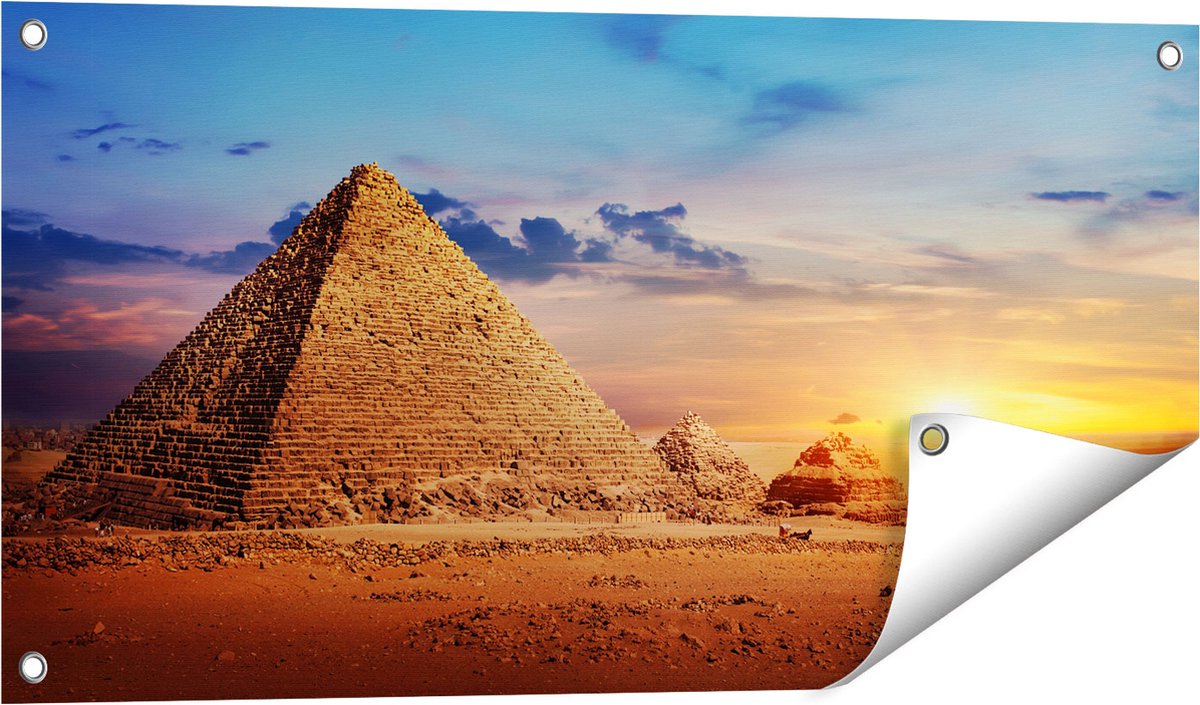 Gards Tuinposter Egyptische Piramides in de Woestijn - 80x40 cm - Tuindoek - Tuindecoratie - Wanddecoratie buiten - Tuinschilderij Multikleur