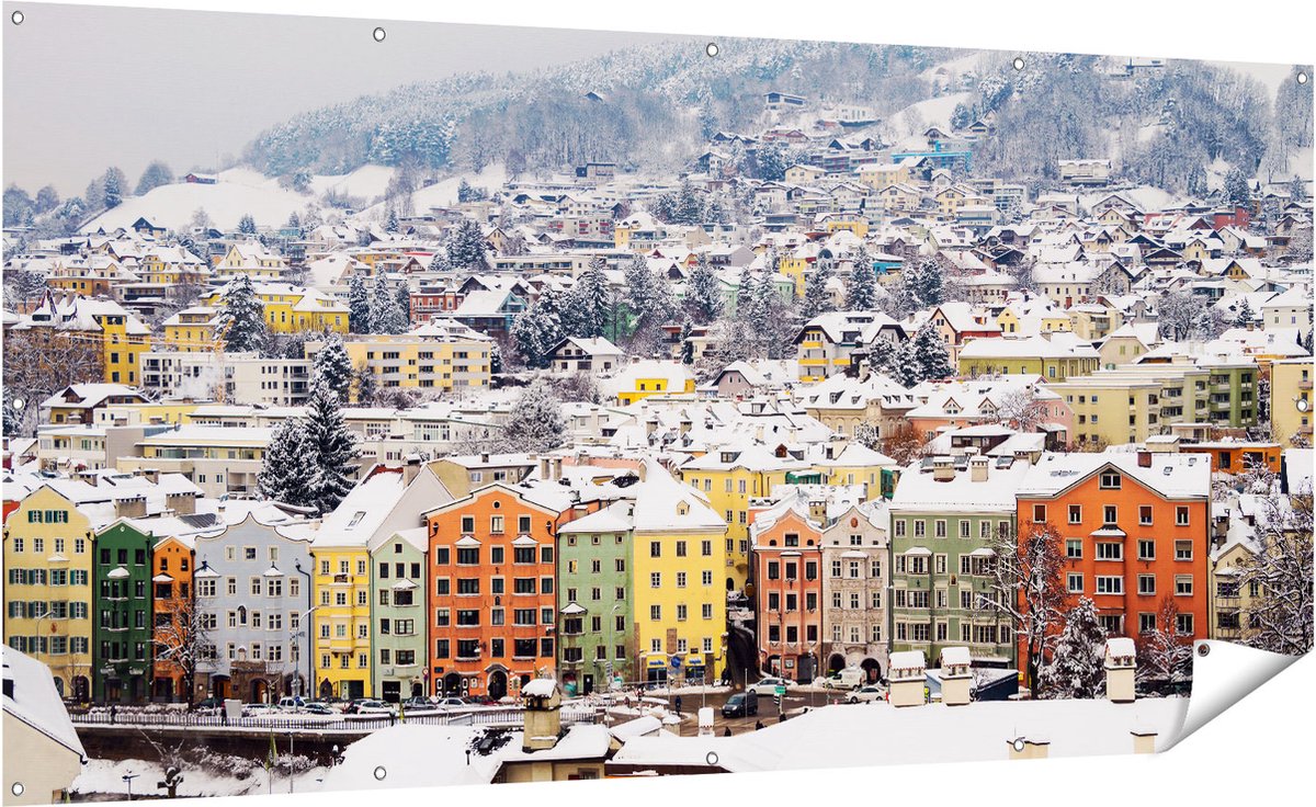 Gards Tuinposter Gekleurde Huisjes met Sneeuw in Oostenrijk - 200x100 cm - Tuindoek - Tuindecoratie - Wanddecoratie buiten - Tuinschilderij Multikleur