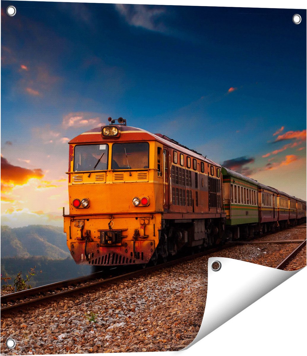 Gards Tuinposter Trein tussen de Bergen in Thailand - 60x60 cm - Tuindoek - Tuindecoratie - Wanddecoratie buiten - Tuinschilderij Multikleur