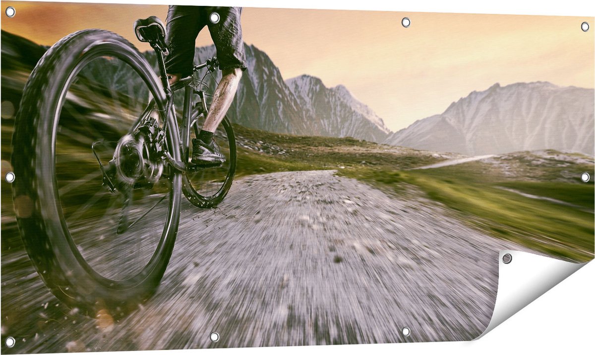 Gards Tuinposter Moutainbike Fietser in de Bergen - 120x60 cm - Tuindoek - Tuindecoratie - Wanddecoratie buiten - Tuinschilderij Multikleur