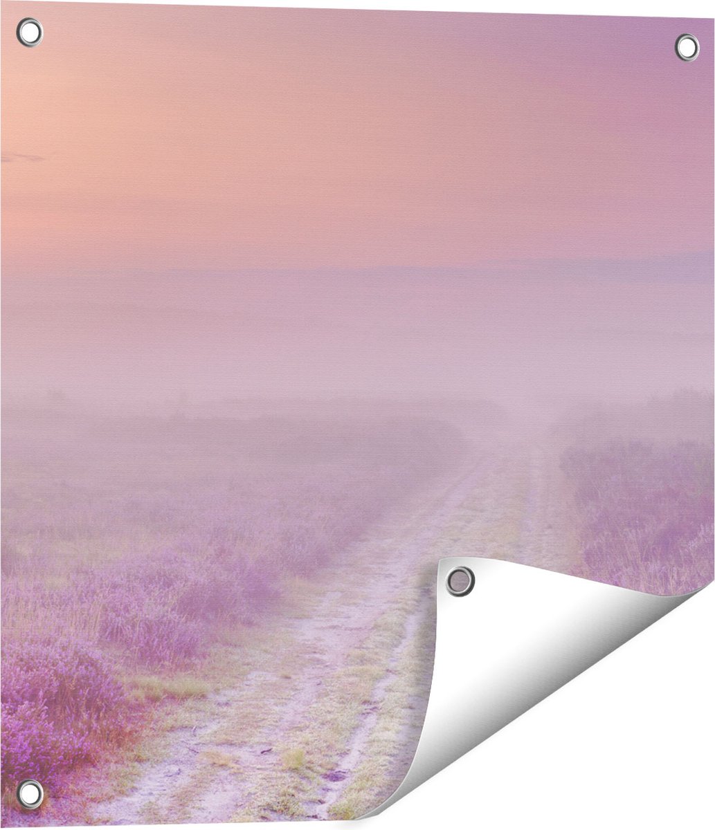 Gards Tuinposter Pad in de Weide tijdens de Mist - 50x50 cm - Tuindoek - Tuindecoratie - Wanddecoratie buiten - Tuinschilderij Multikleur