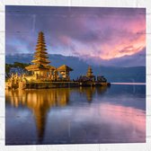 Muursticker - Gouden Lagen Pura Ulun Danu Bratan Tempel langs het Meer in Indonesië - 50x50 cm Foto op Muursticker
