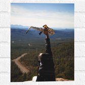Muursticker - Man met Trompet aan de Rand van Cliff met Uitzicht - 30x40 cm Foto op Muursticker