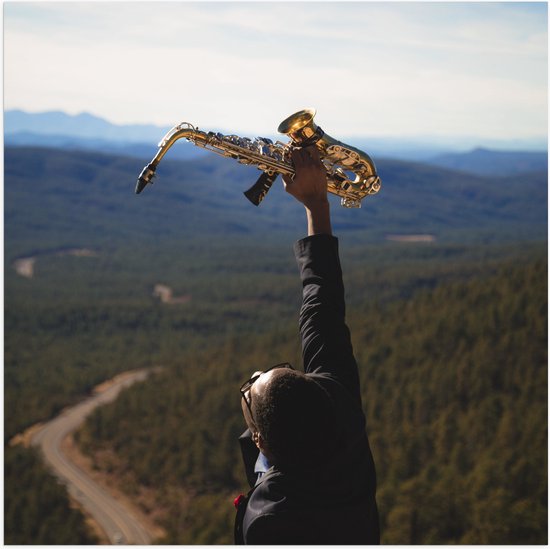 Poster Glanzend – Man met Trompet aan de Rand van Cliff met Uitzicht - 50x50 cm Foto op Posterpapier met Glanzende Afwerking