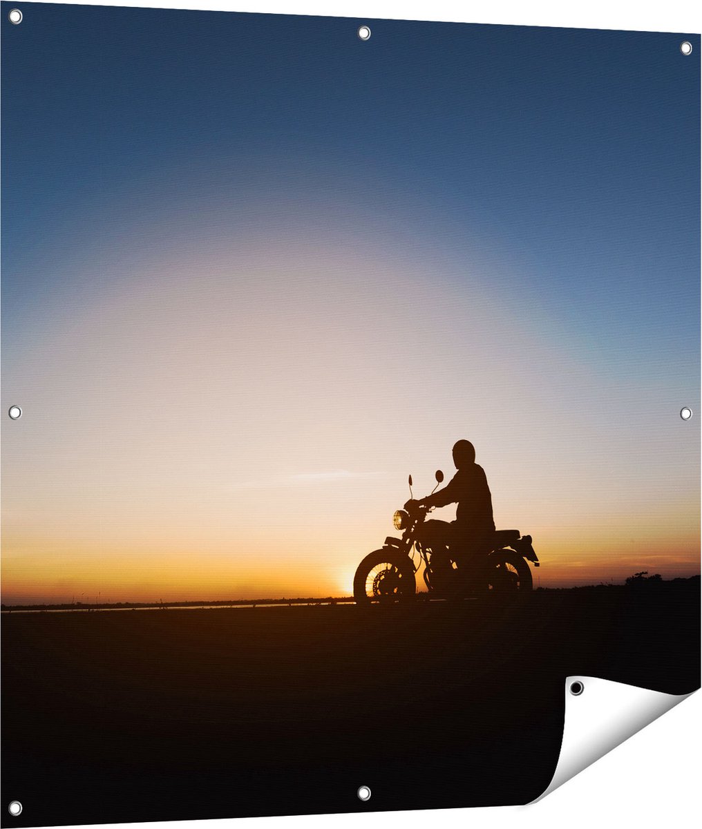 Gards Tuinposter Silhouet van een Motor bij Zonsondergang - 100x100 cm - Tuindoek - Tuindecoratie - Wanddecoratie buiten - Tuinschilderij Multikleur