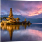 PVC Schuimplaat- Gouden Lagen Pura Ulun Danu Bratan Tempel langs het Meer in Indonesië - 80x80 cm Foto op PVC Schuimplaat