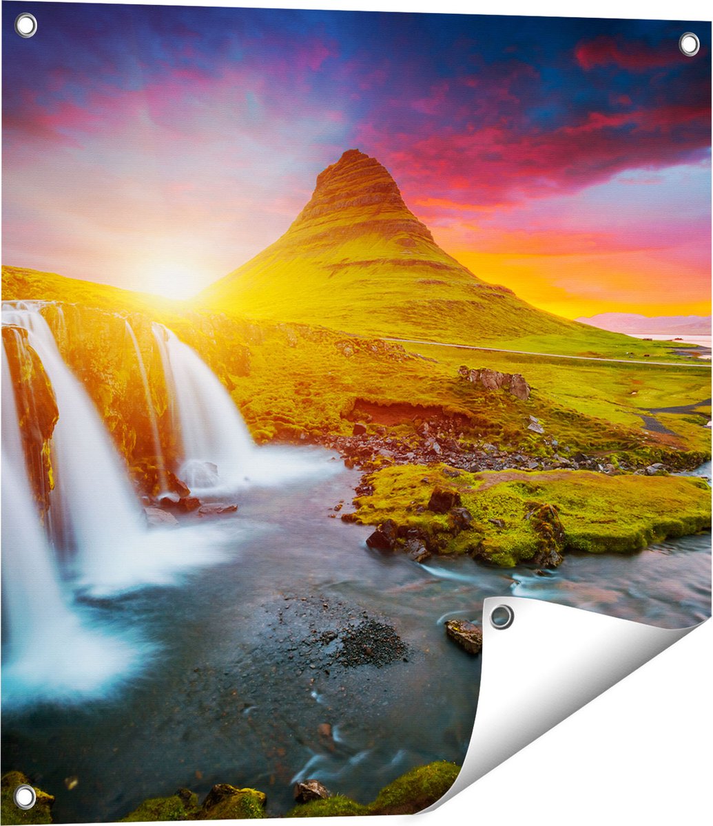 Gards Tuinposter Waterval bij een Vulkaan met Zonsondergang - 60x60 cm - Tuindoek - Tuindecoratie - Wanddecoratie buiten - Tuinschilderij Multikleur